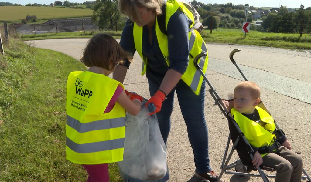 Canettes et bouteilles en bord de champ, elles disent STOP !