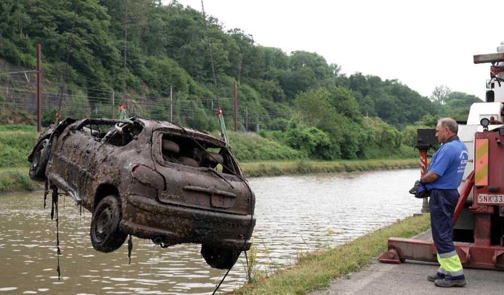 Opération de grande envergure dans la Sambre à Salzinnes : plus de 60 véhicules sortis de l'eau