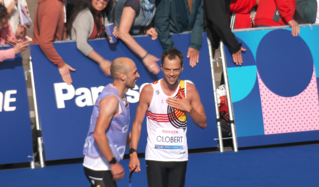 Jeux Paralympiques : Martin Clobert boucle le marathon de Paris dans une ambiance de folie