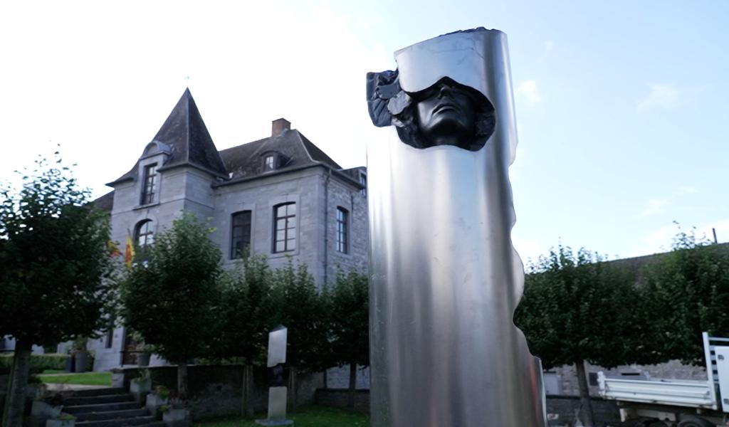 Le sculpteur Félix Roulin expose près du kiosque de Mettet