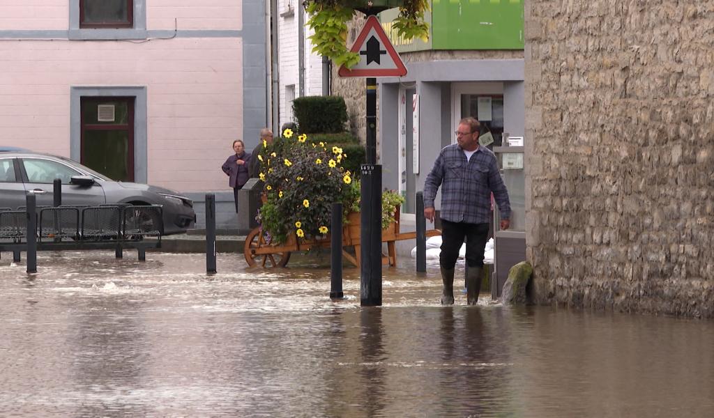 Le centre d'Olloy-sur-Viroin sous eau