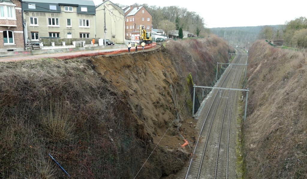 Le talus s'est affaissé en partie sur les rails...