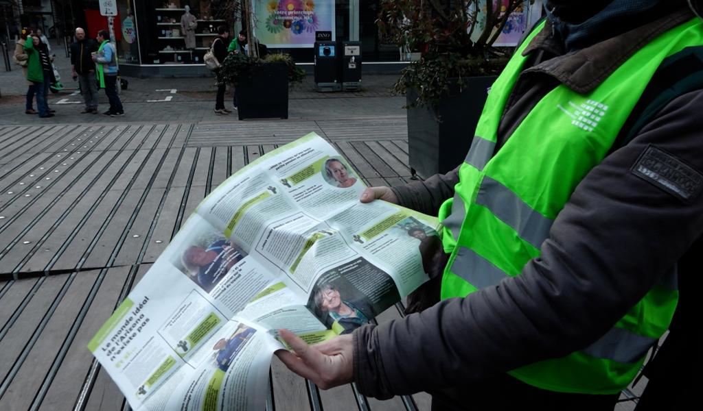 Namur : distribution de la gazette Arizona