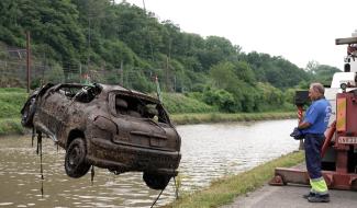 Opération de grande envergure dans la Sambre à Salzinnes : plus de 60 véhicules sortis de l'eau