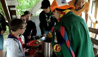 D'une poubelle par jour, les scouts passent à une par camp