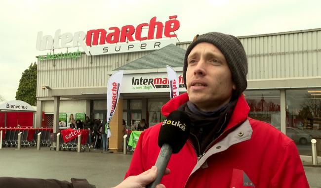 manifestant devant intermarché