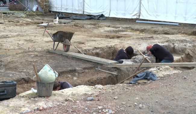 Rue des Carmes : des traces de l’Empire romain et du Moyen-âge namurois déterrées