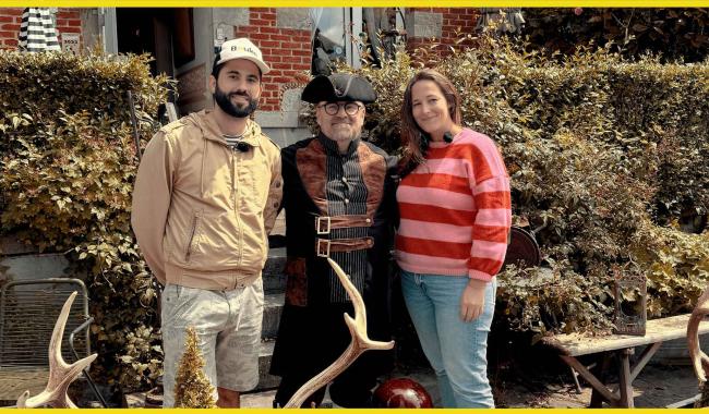 Marie et Nicolas avec Guy le crieur public de Chimay