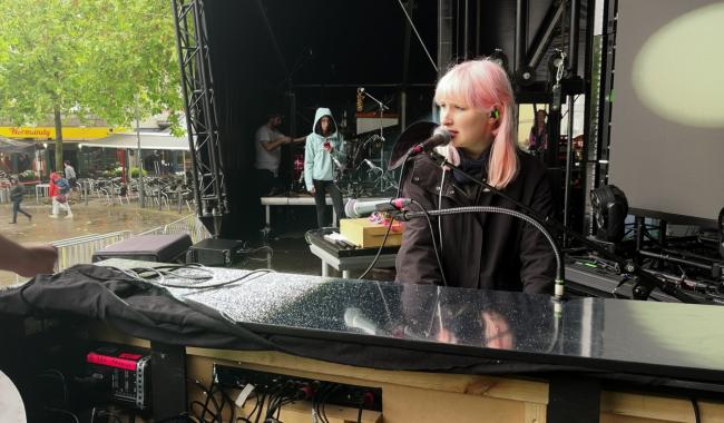 Avant une tournée intimiste, Alice on the Roof fait chanter Couvin !