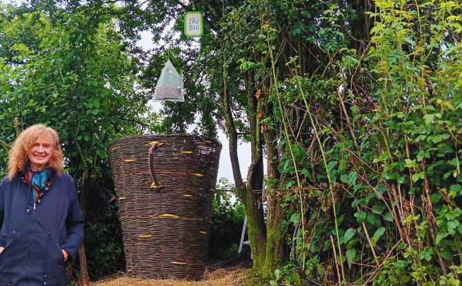 Une tasse géante en osier fabriquée le long d’un sentier de balade à Assesse