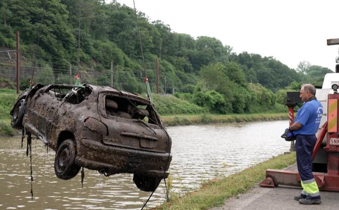 Opération de grande envergure dans la Sambre à Salzinnes : plus de 60 véhicules sortis de l'eau