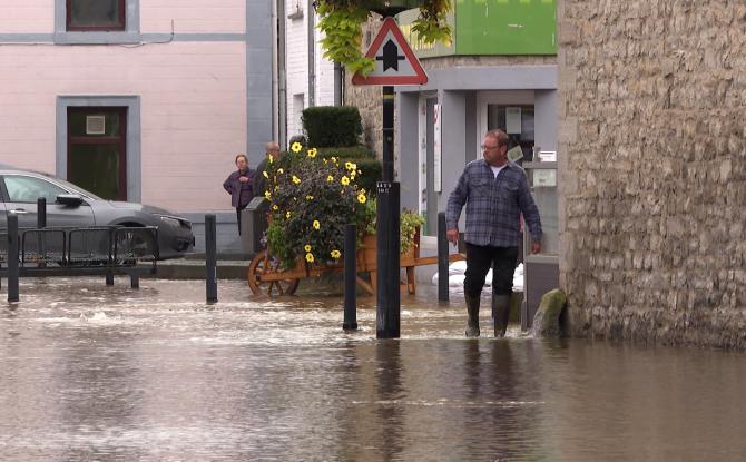 Le centre d'Olloy-sur-Viroin sous eau